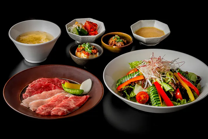 Image of a salad and grilled meat lunch